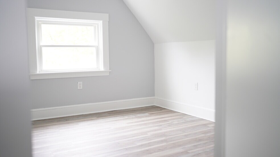 Building Photo - 3370 Parkview Ave