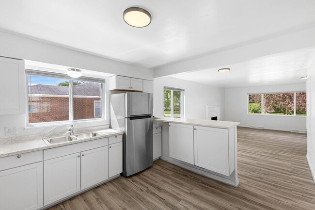 Building Photo - Charming 3-Bed Ranch with Detached Garage – Prime Upper Arlington/Columbus Area!