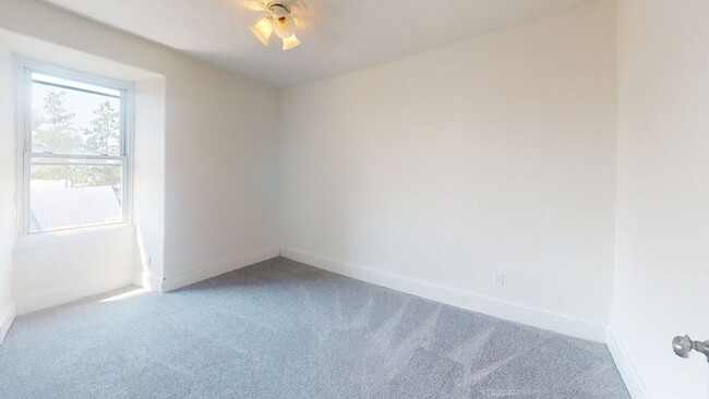 Building Photo - 127 Saude Ave