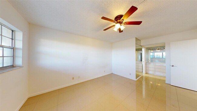 Building Photo - 3080 N Course Dr
