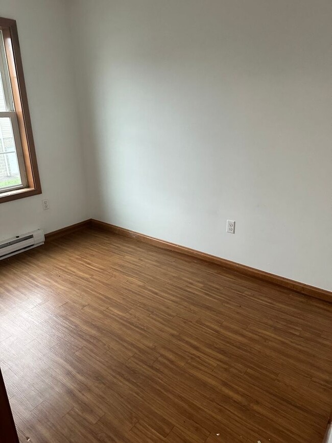 Building Photo - Spacious 2 Bedroom Townhouse