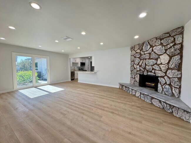 Building Photo - Newly Remodeled Gorgeous Open Floor Plan o...
