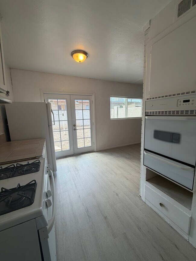 Building Photo - 1510 Amherst Dr SE