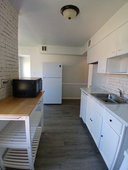 Building Photo - 1950 Nelawood Rd