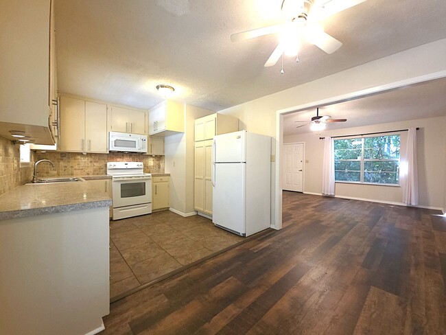 Building Photo - Welcome to this charming 3 bedroom, 2 bath...