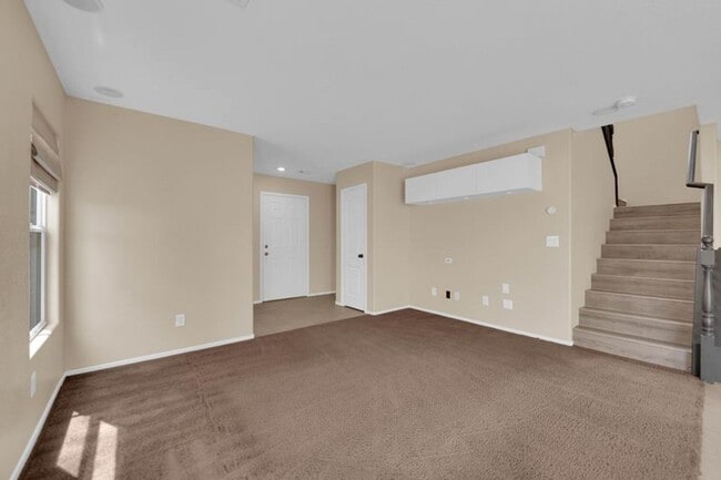 Building Photo - Well Maintained 3 bedrooms/2.5 bathroom Ho...