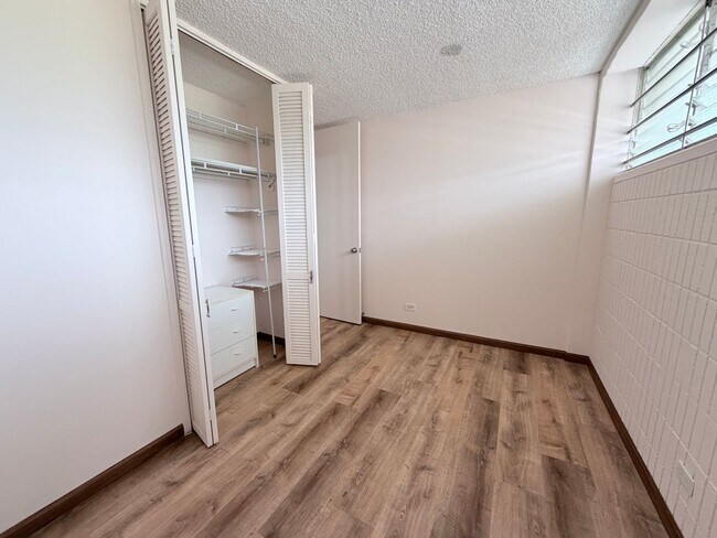 Building Photo - Kahala Towers 3BD/2BA Condo with 1 Parking – Available Now