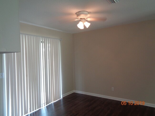 Building Photo - Sellers Court in Level Plains!  Freshly Pa...