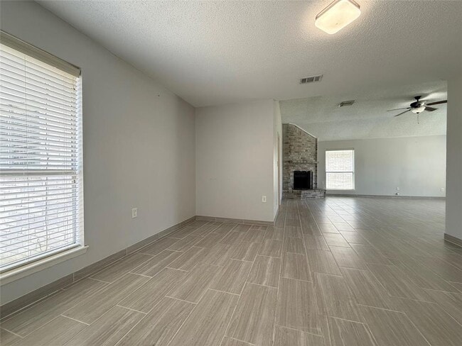Building Photo - 2131 Highland Hills Dr