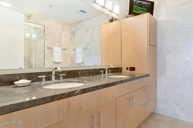 Building Photo - 7117 E Rancho Vista Dr