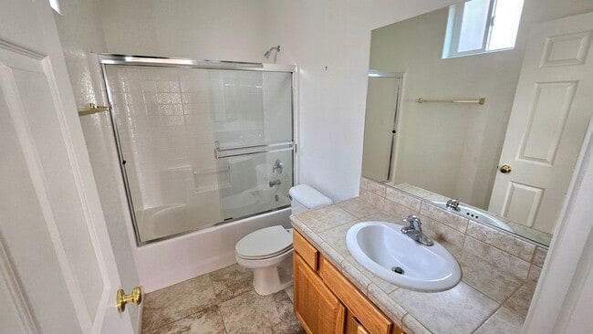 Building Photo - Parkway Village Beauty - 3 Bed + 3 Bth!