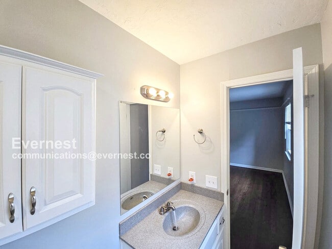 Building Photo - Lovely 3-Bedroom Home with 2-Car Garage / ...