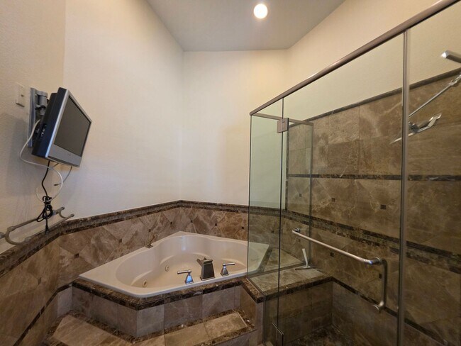 Building Photo - Spacious Home in the Heart of Green Valley