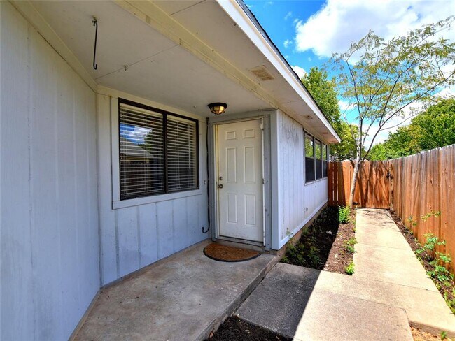 Building Photo - 813 Primrose Ln