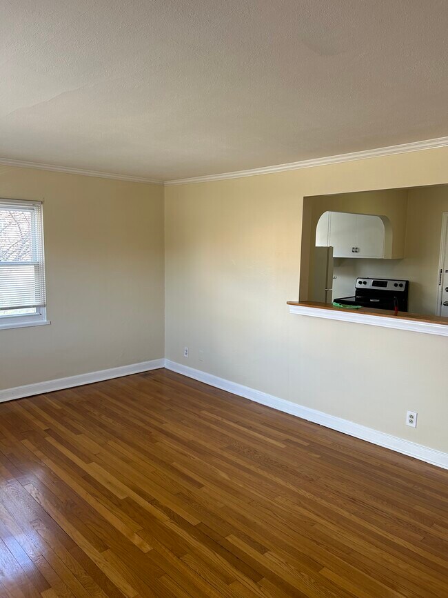 Building Photo - 877 Farmington Ave