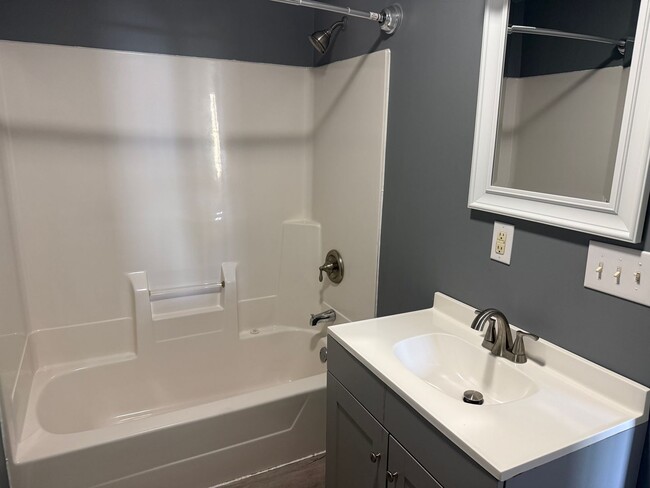 Building Photo - Large 3-Bed 2-Bath Home Uhrichsville