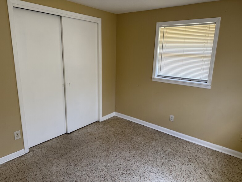 Building Photo - 6067 Longchamp Dr