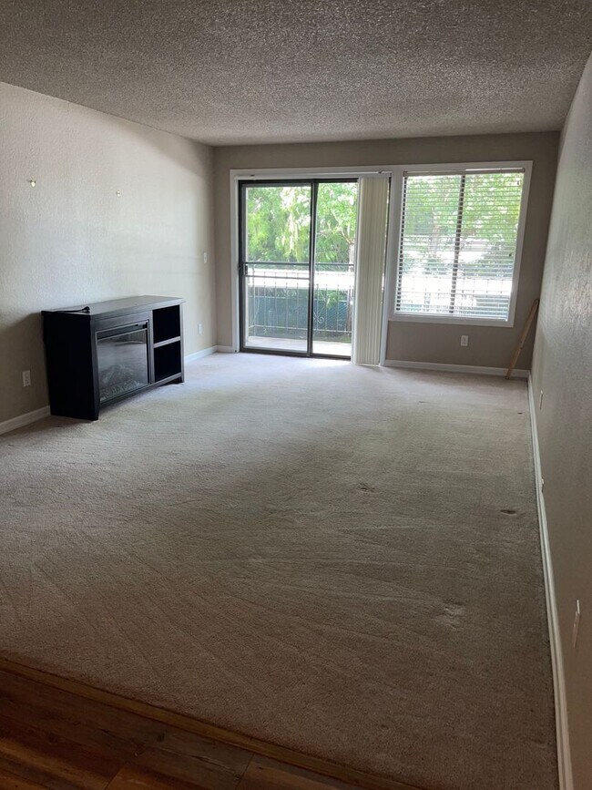 Building Photo - Spacious Condo in North Seattle!
