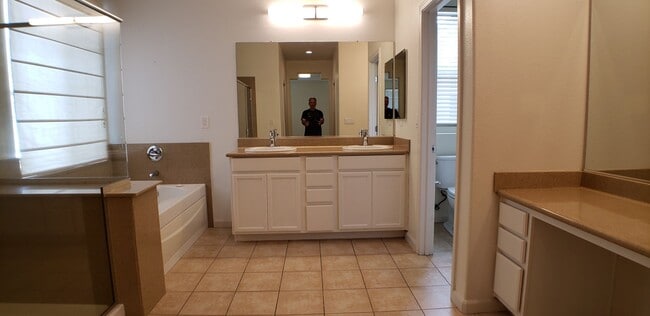 Building Photo - Spectacular 4 bedroom, 2.5 bath home on private lane
