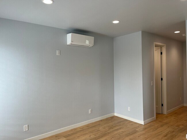 Building Photo - 3 Bedroom/ 3 Bathroom Home in Huntington B...
