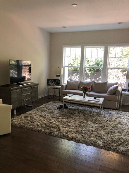 Building Photo - 10 Creekstone Dr