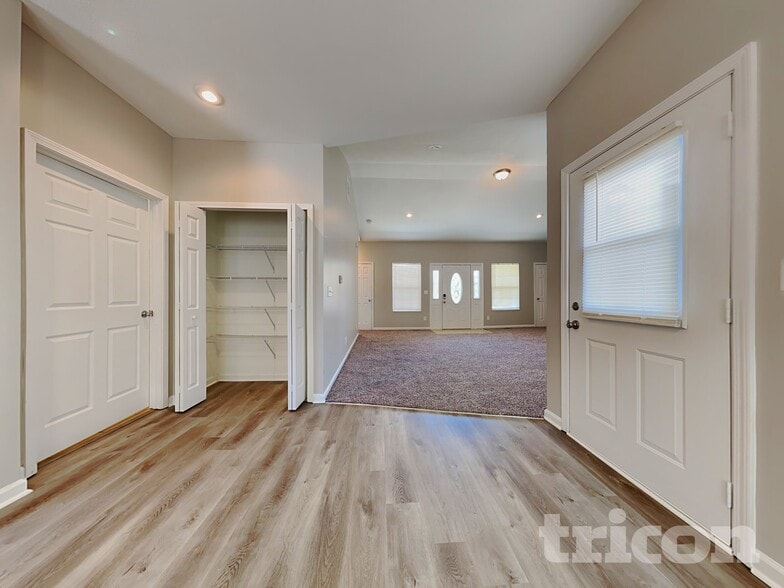 Building Photo - 4682 Bayview Dr