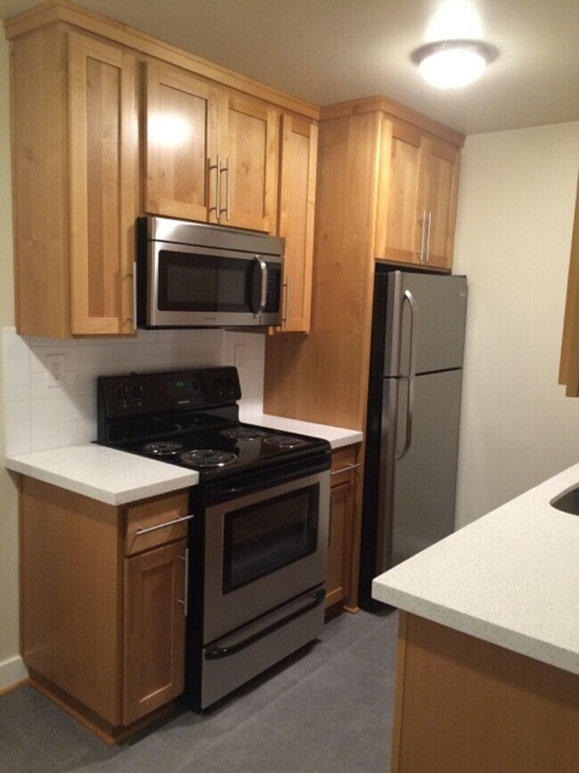 Building Photo - Modern Remodel Spacious 2BD Hardwoods, Qua...