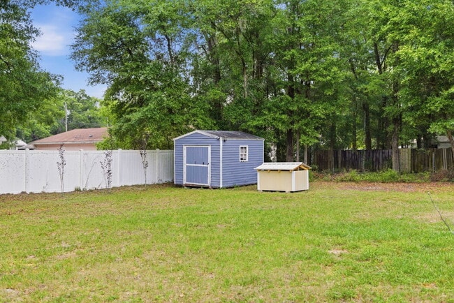 Building Photo - No HOA! Spacious 3 Bedroom Home with Large Backyard & Fire Pit – Move-In Ready