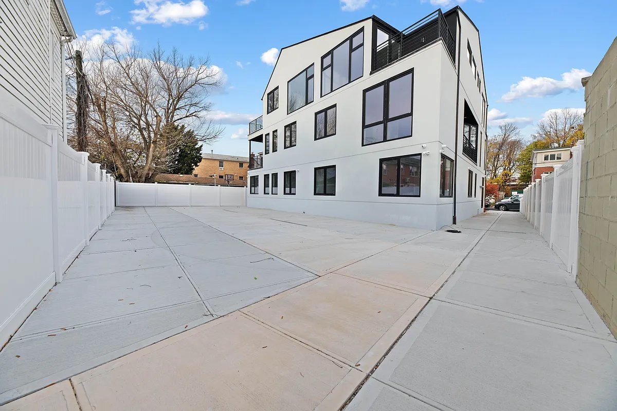 Building Photo - 2454 E 15th St