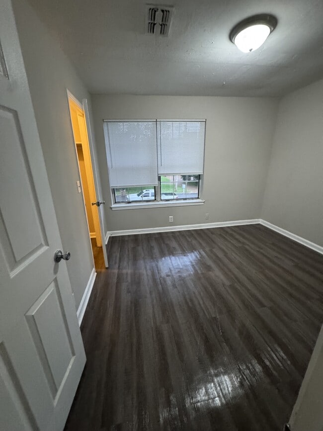 Building Photo - 807 Holder Ct
