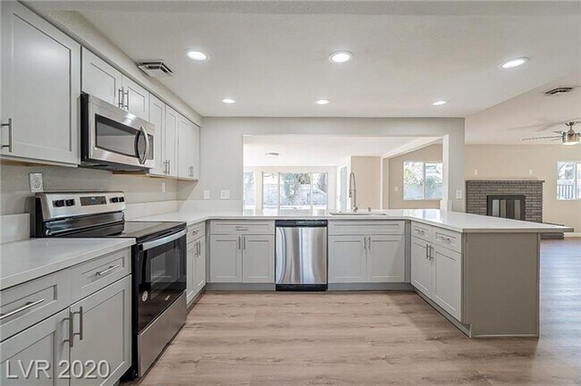 Building Photo - Amazing pool home is great location!!