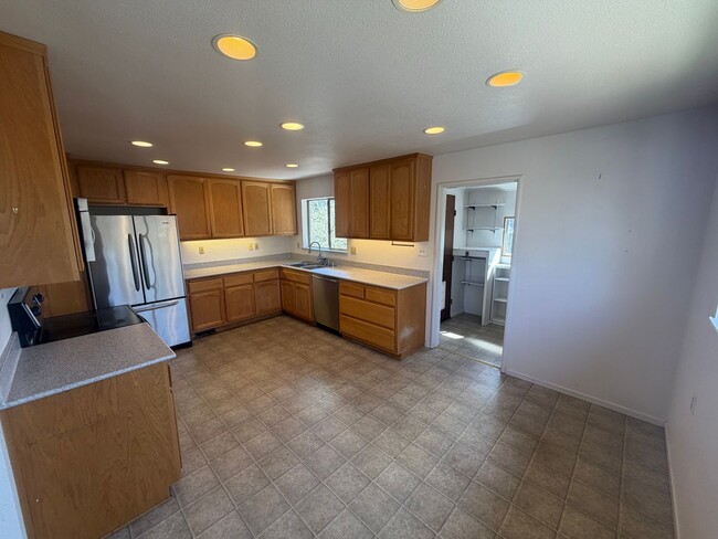 Building Photo - Spacious 4 Bedroom | 3 Bathroom | House in Curtis Park
