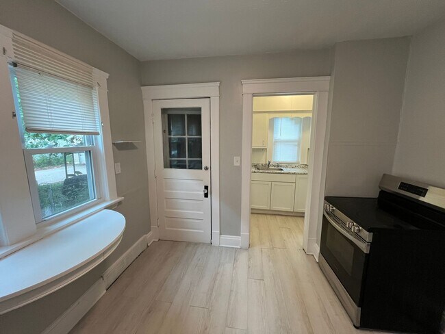 Building Photo - Three bedroom one bathroom home for rent
