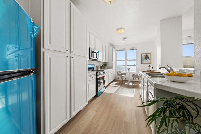 Building Photo - Epic REA - Top floor, Sweeping Views, 3 BR...