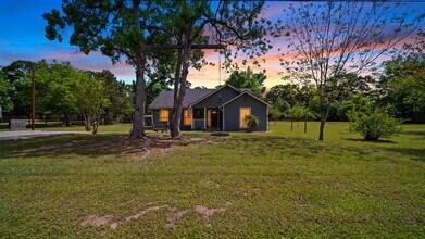 Building Photo - Private acre property, the charm you have been looking for. This is a place to call home!