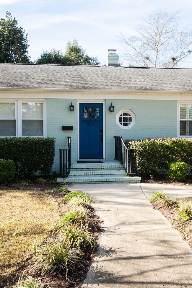 Building Photo - Fully furnished- Beautiful Forest Hills Home