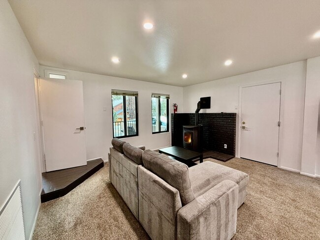 Building Photo - 41 Ridgecrest Dr