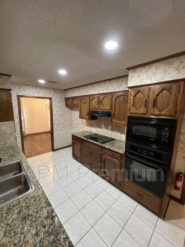 Building Photo - 13936 Cayuga Dr