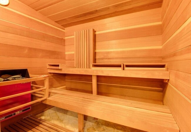 Building Photo - Fantastic 3-Bdr Home with Private Airport Access!