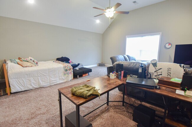 Building Photo - Pet Friendly Three Bedroom with Bonus in Rossview!