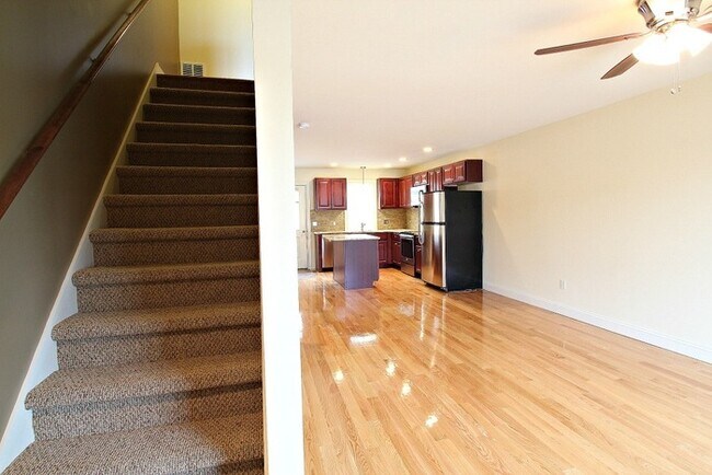 Building Photo - 705 River View Ln