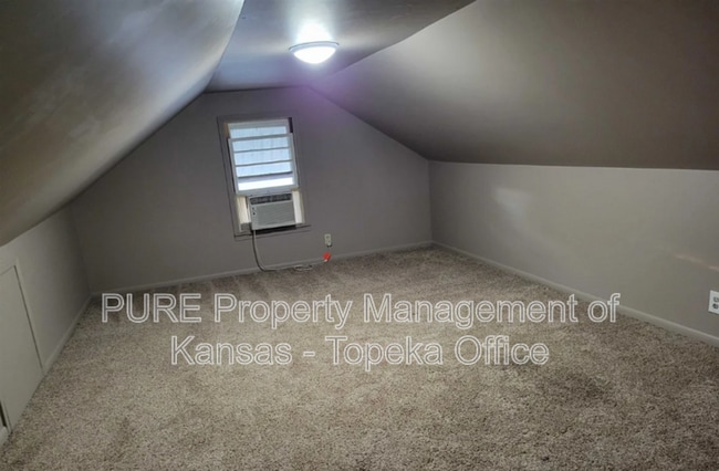 Building Photo - 310 SW Hillside Dr