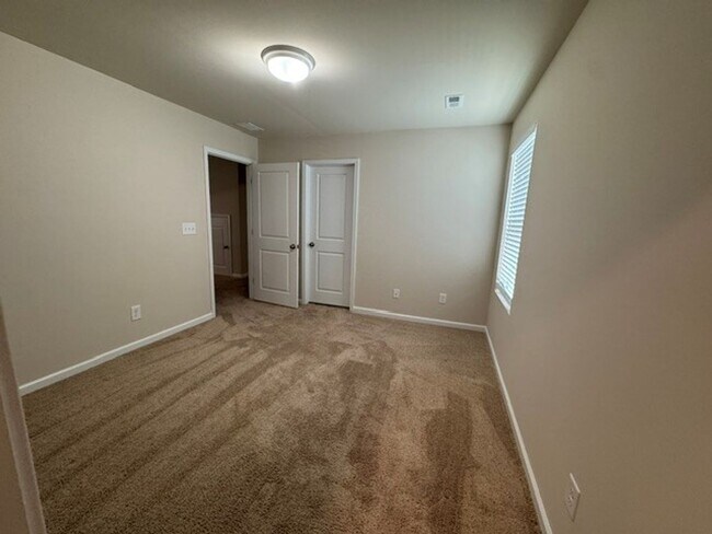 Building Photo - ***** READY TO MOVE IN *****