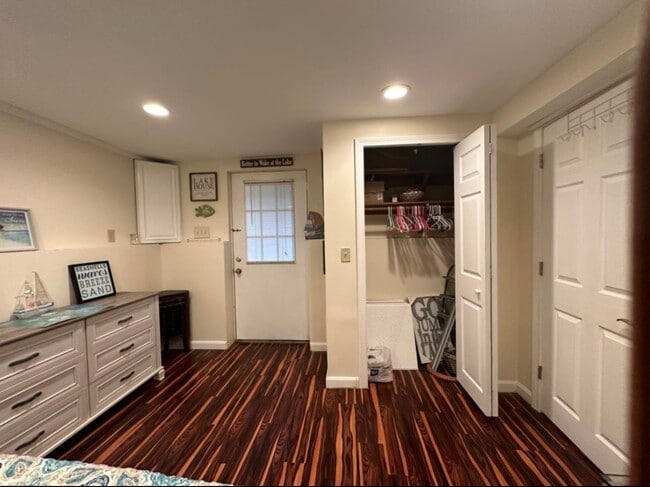 Building Photo - 15 Shore Dr