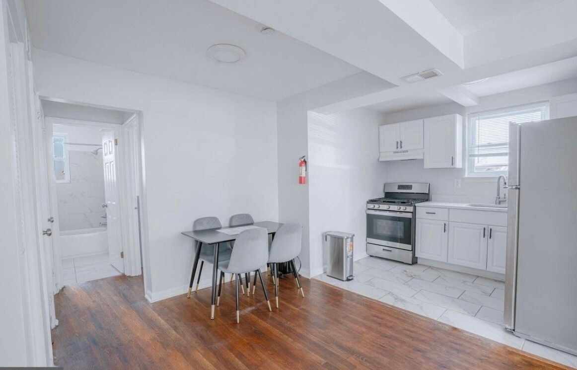 Building Photo - 32 Varnum St NE
