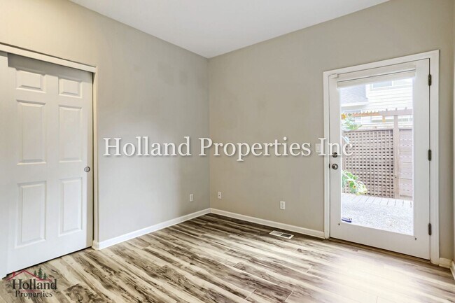 Building Photo - 4914 NW Huserik Dr