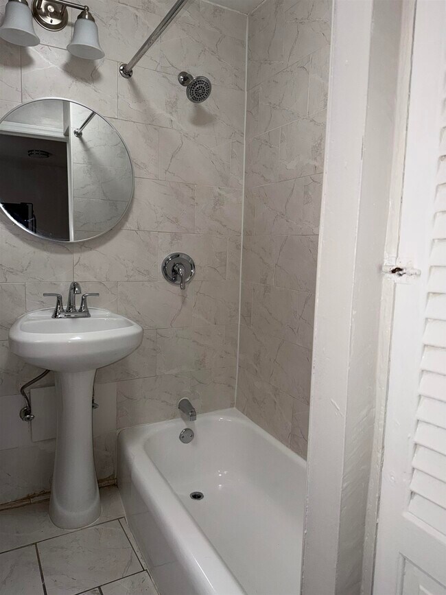 Building Photo - 998 Broadway