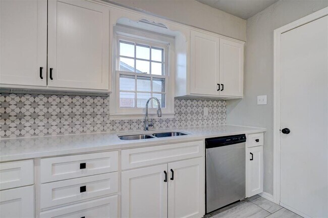 Building Photo - 2433 Gladstone Terrace