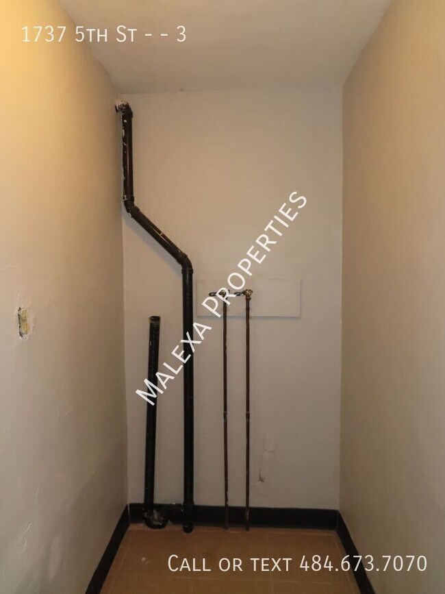 Building Photo - 1737 5th St