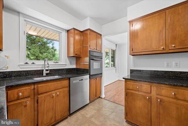 Building Photo - 9202 Wilmett Ct